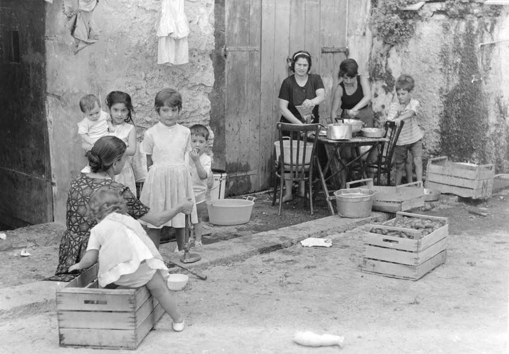 Bottiglie%20di%20pomodoro%20-%201963.jpg (192483 byte)
